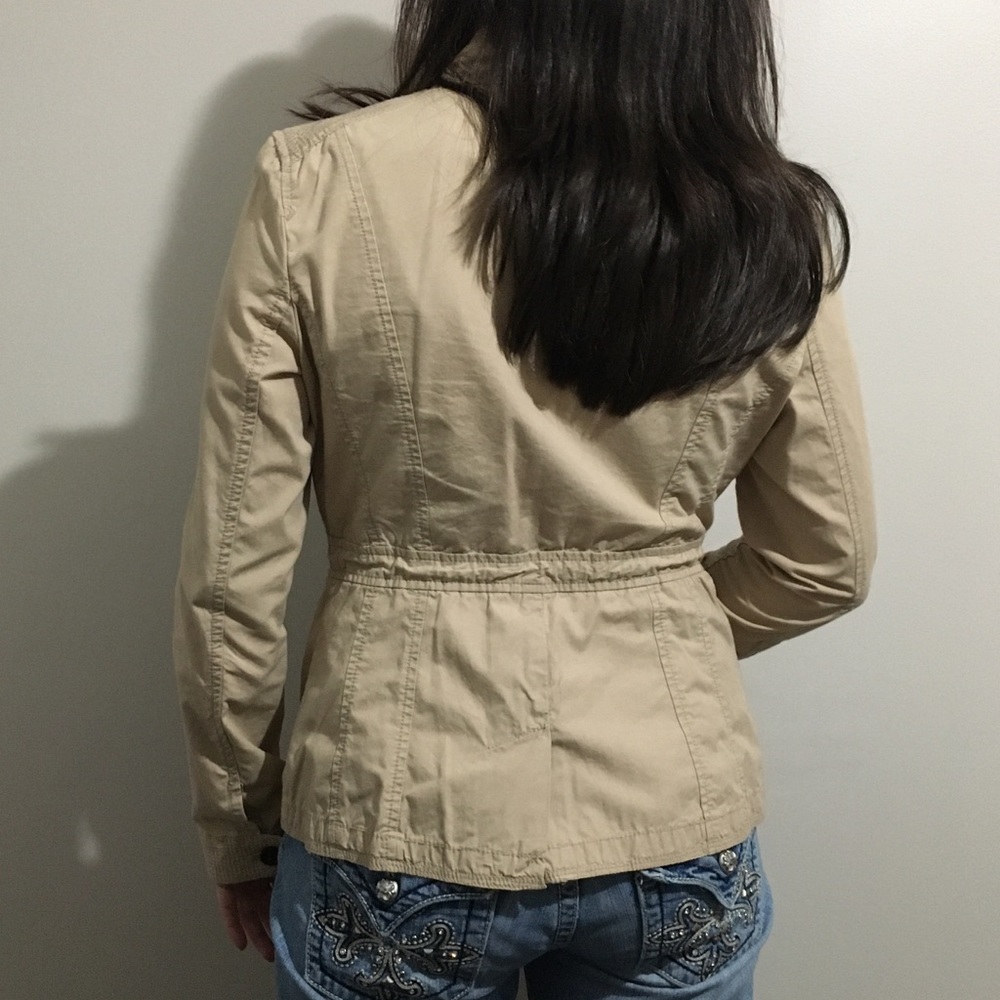 Button Up Top - Picture 4 of 8